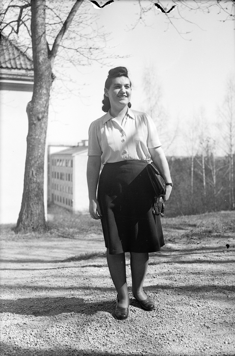 Kvinna vid Kung Jans väg, Slottsparken, Uppsala