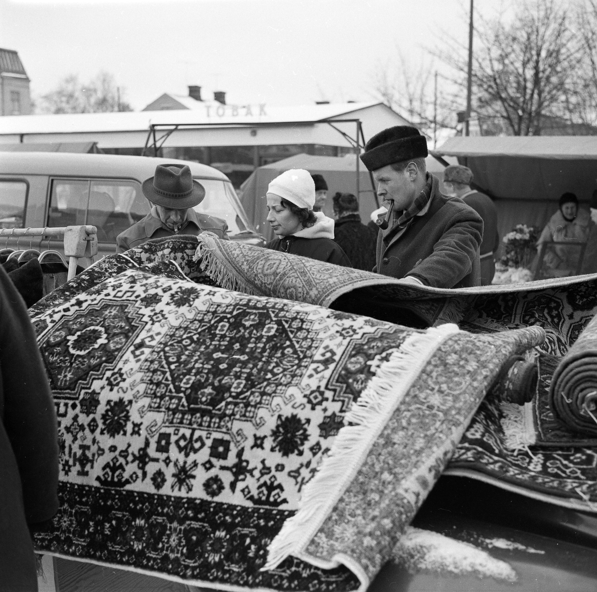 Distingsmarknad, mattförsäljning, Vaksala torg, Uppsala februari 1960