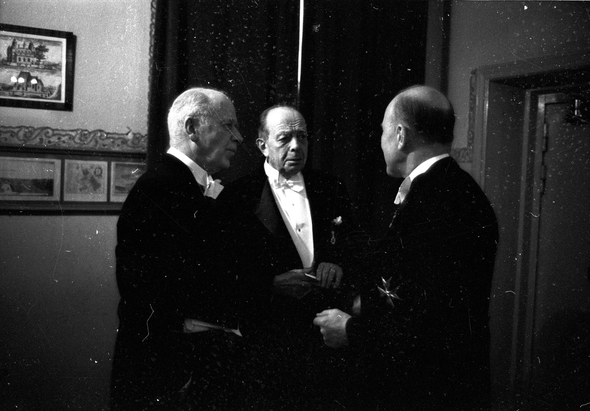 Uppsala Universitets rektor Torgny Segerstedt avtackar Gustaf Holmgren och Ivar Strahl vid akademimiddag, Uppsala november 1965