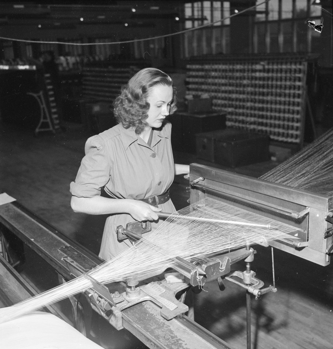 Kvinna i arbete på Uppsala Sidenväverier, Uppsala 1948