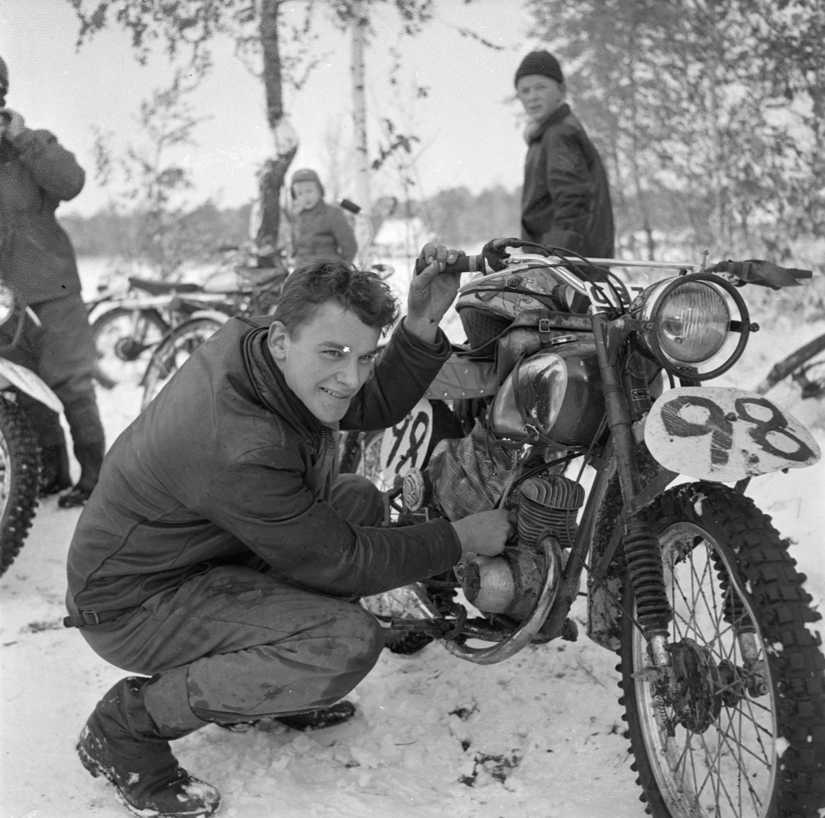 "Många goda prestationer" i motorcykeltävlingen Stigstråket, sannolikt Österbybruk, Films socken, Uppland oktober 1955. Rolf Nilsson från SMK Uppsala vid sin motorcykel
