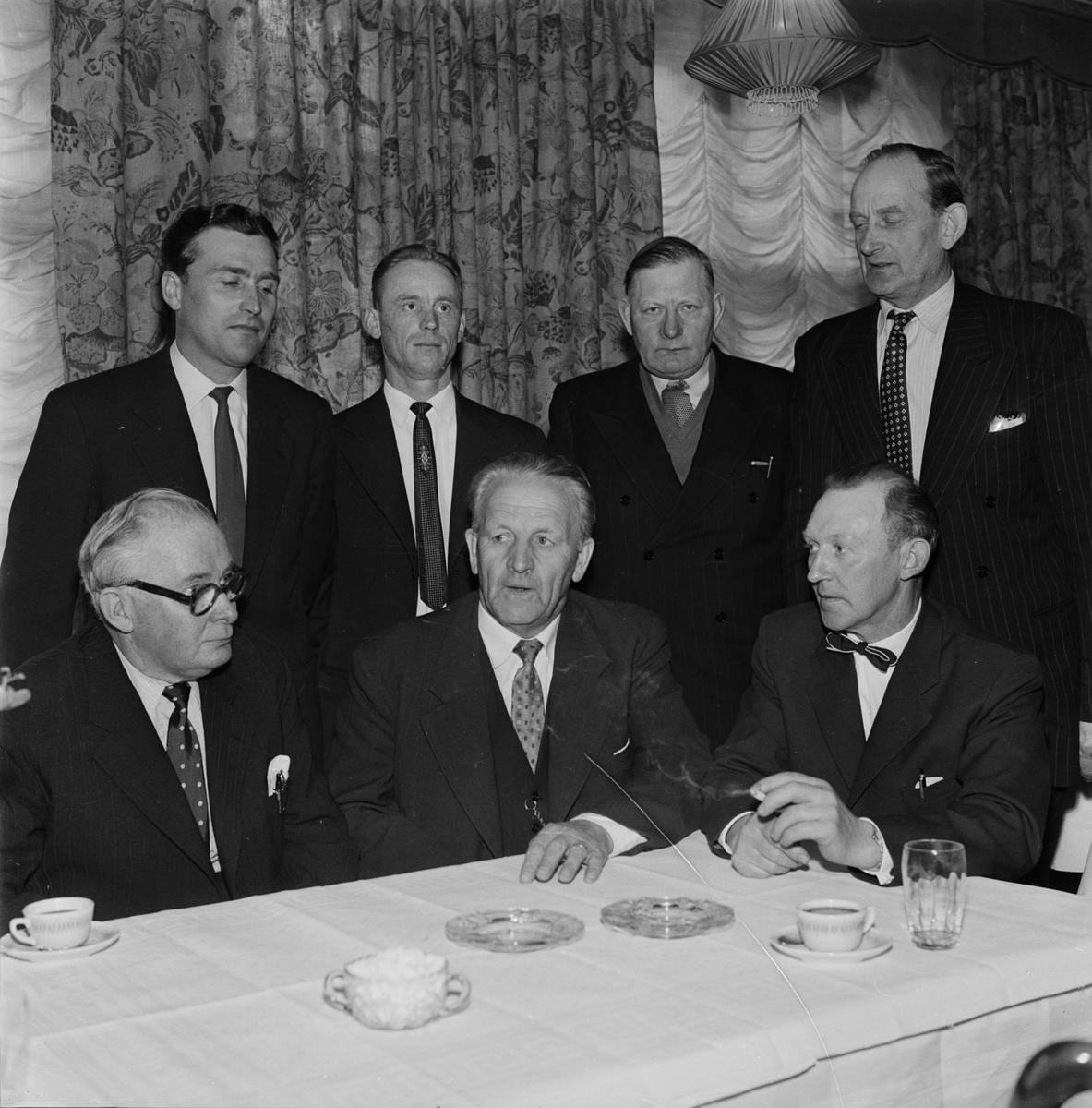 Uppsala läns landsting - landstingsmän med landstingets ordförande Arthur E Elmroth (sittande i mitten), Uppsala 1956