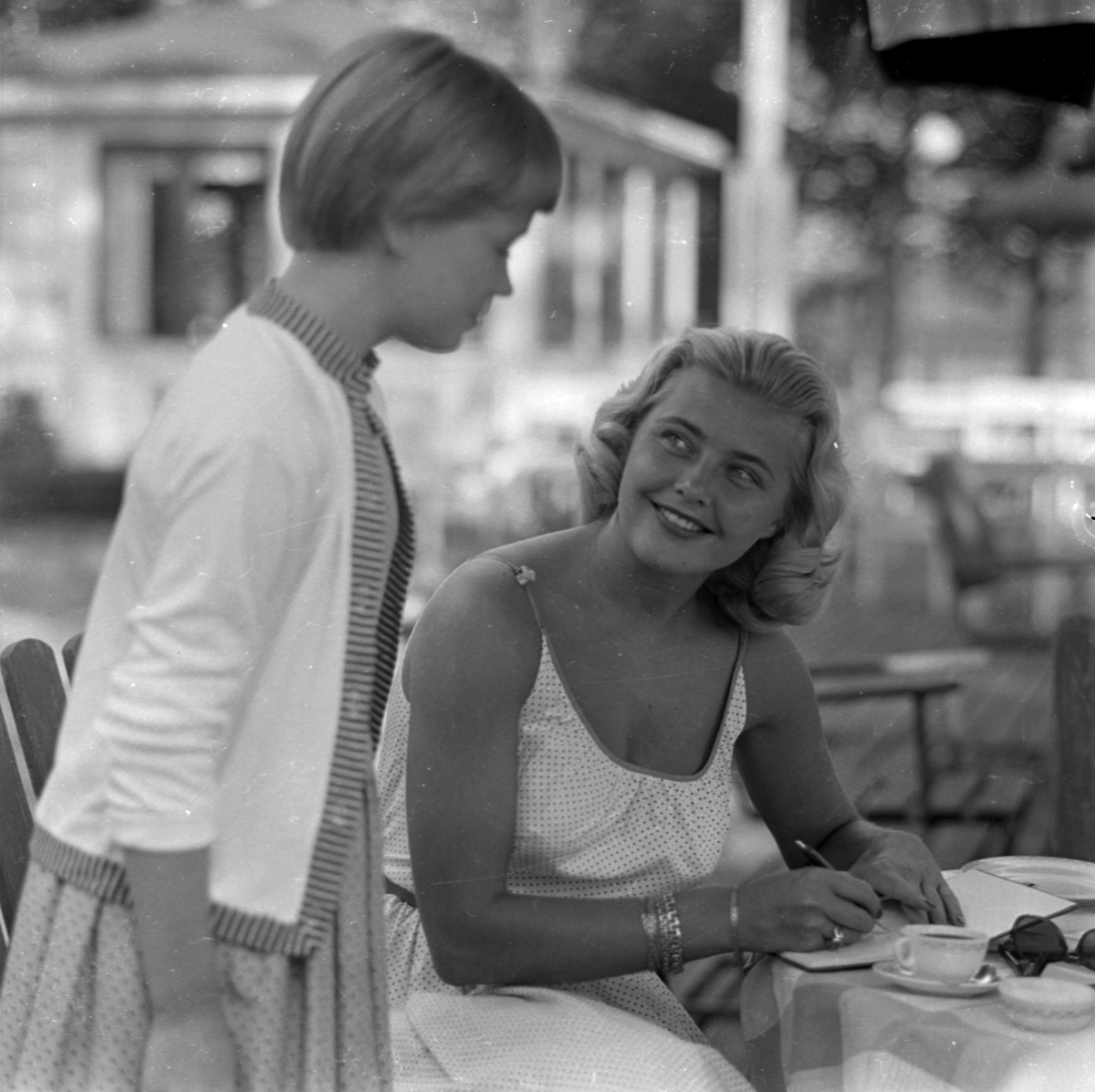 Miss Universum, Hillevi Rombin, skriver autograf på uteservering, Uppsala sommaren 1957