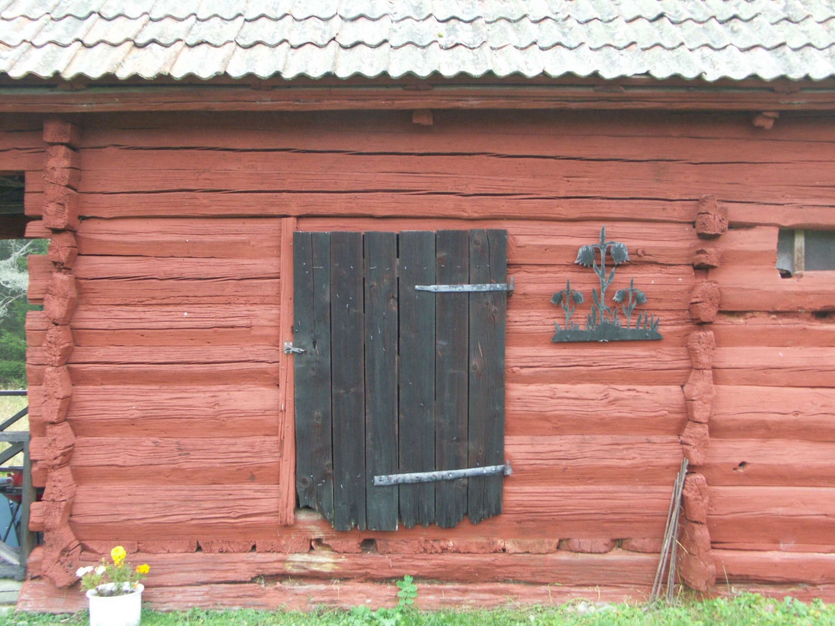 Dubbelbod med endast en dörr. Ingår i en bodlänga från 1800-talet som även innehåller bagarstuga, dräng- eller undantagsstuga samt lider.