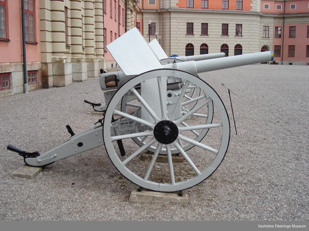 8cm kanon m/1881 No.90

Räfflat eldrör
Bakladdning
Kanonens vikt: 462 kg
Skottvidd: 6 700 m. 
Konstruktion: Krupp