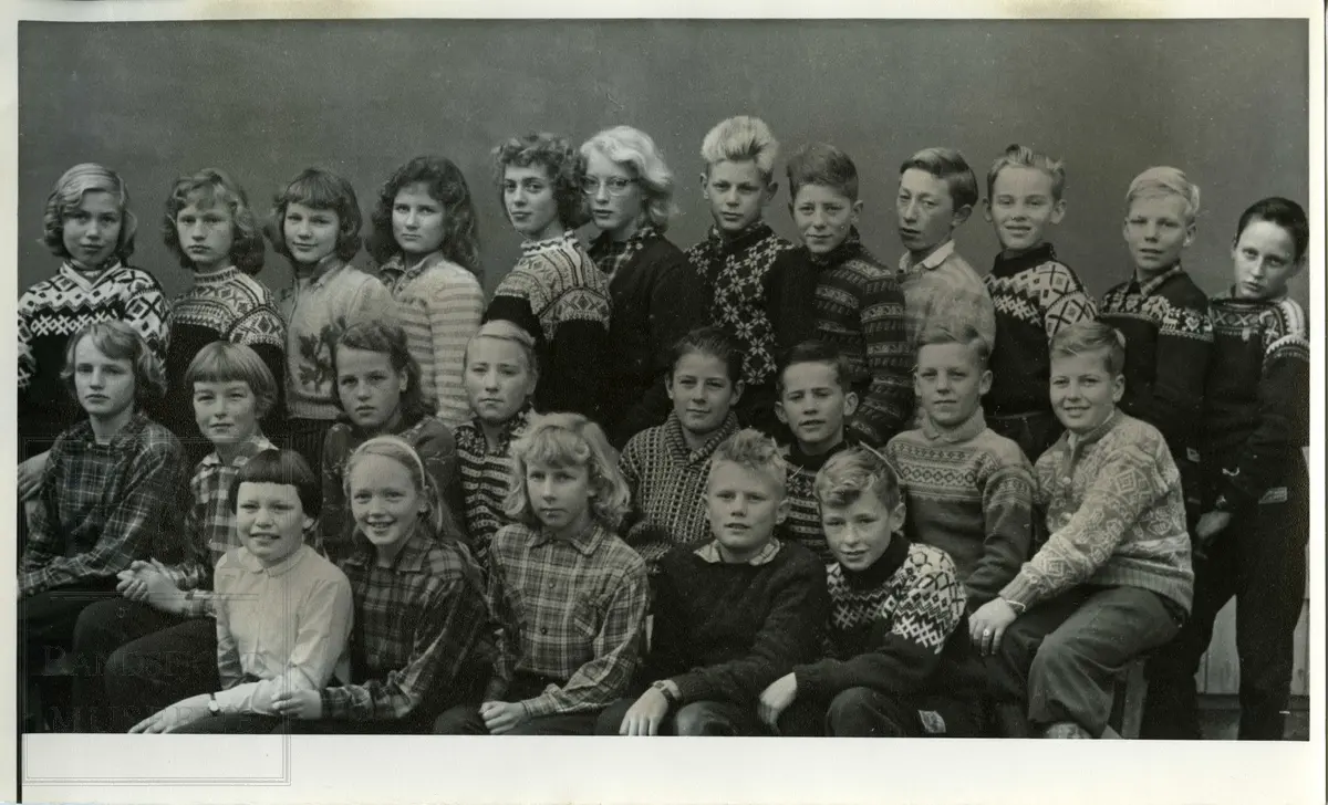Klassebilde fra Leikvoll skole. 3., 4. og 5. klasse 1955/1956