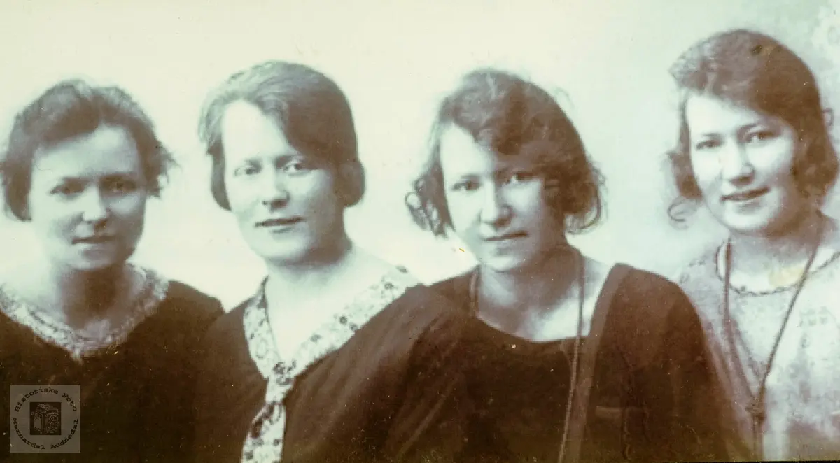 Fire søstre Røynesdal, Grindheim.