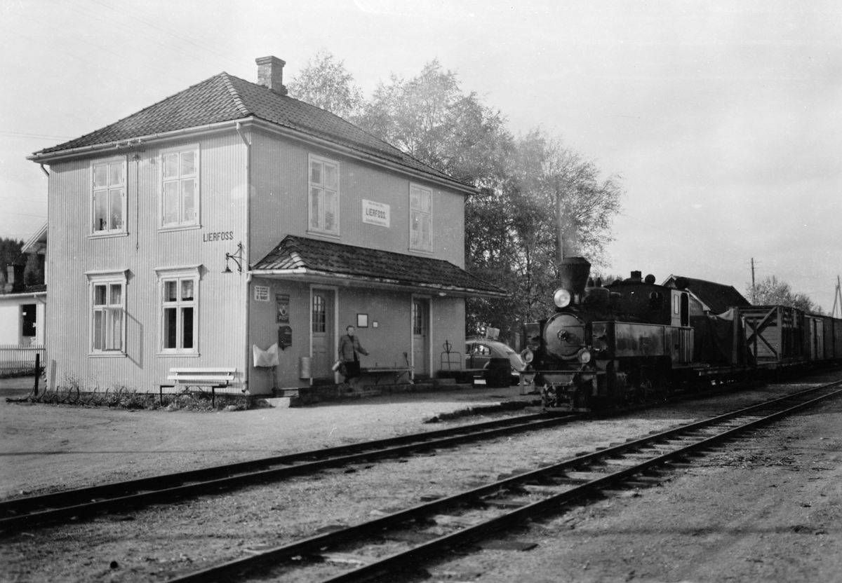 Tog i retning Skulerud ankommer Lierfoss stasjon.