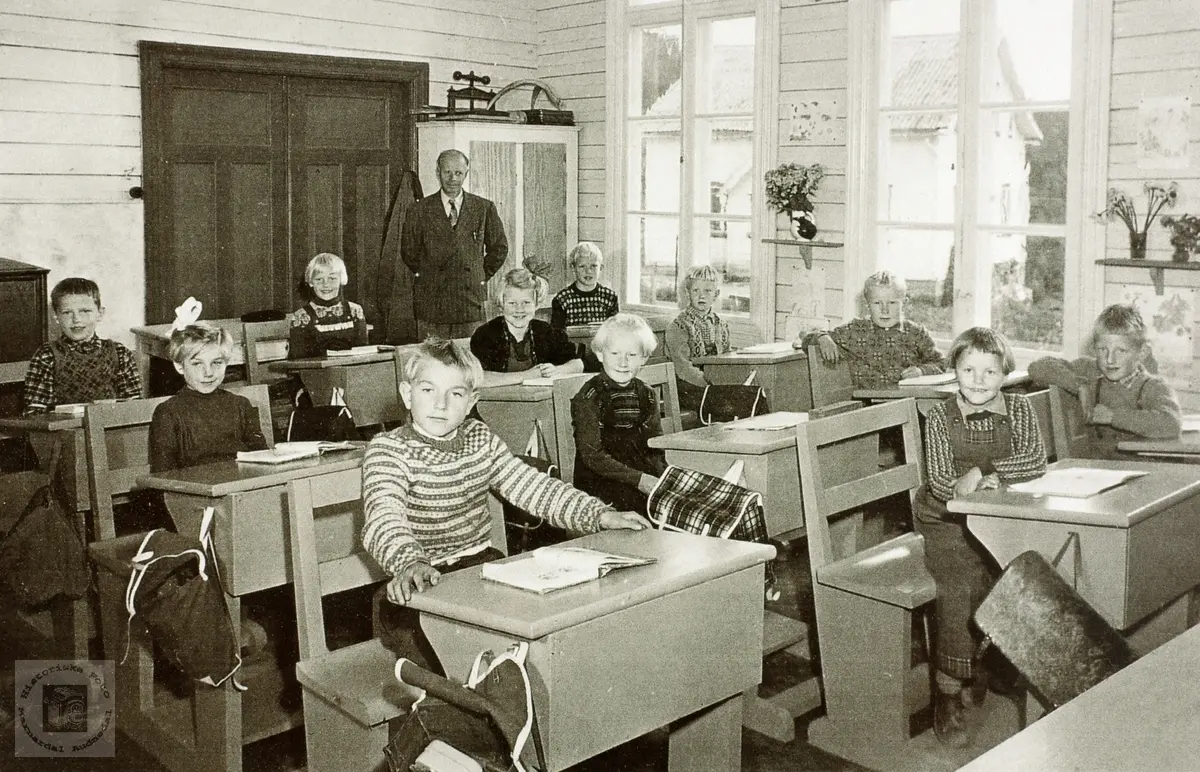 Skoleklasse på Sveindal i Grindheim, senere Audnedal.