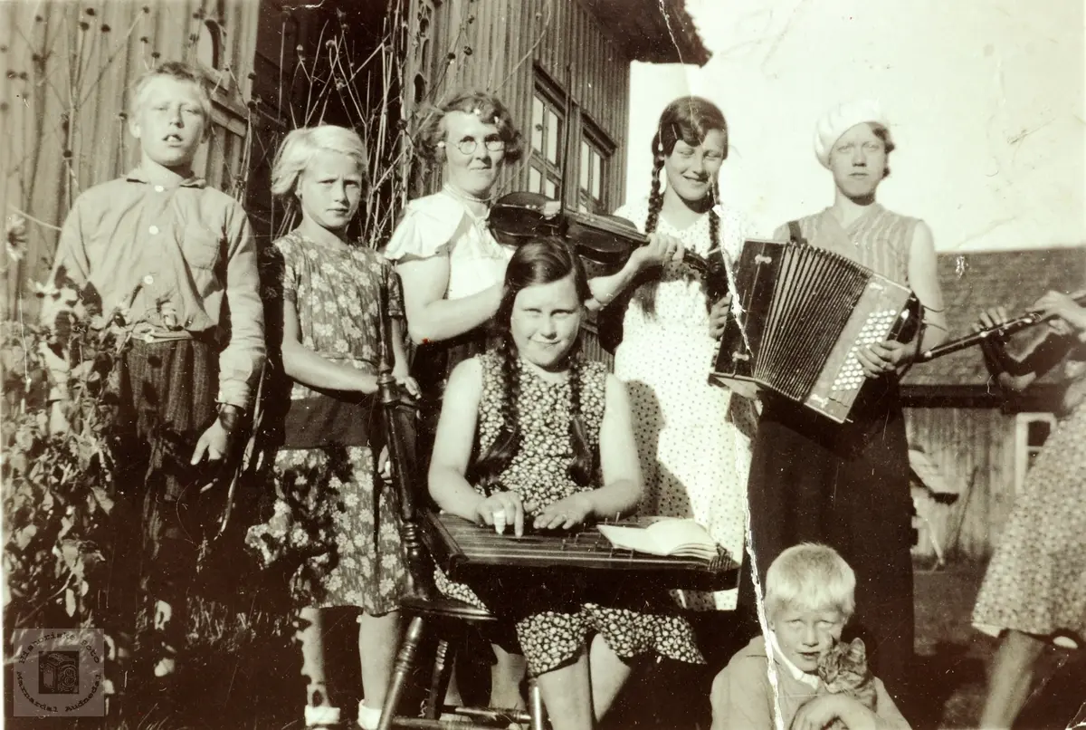 Ungdom fra Håland i Grindheim som spiller på instrumenter. Hålandsungdoms "musikklag". Grindheim Audnedal.