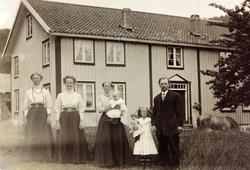 Anna med sine to søstre og familien Høyland. Grindheim Audne