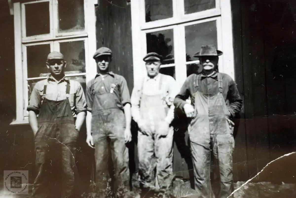 Arbeidere utenfor Lunden snekkerverksted på Sveindal før brannen i 1949