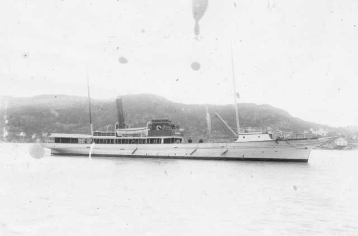 Dampbåt "Farmann" i Gandsjorden, Hana i bakgrunnen. Båten gikk i rute Sandnes - Stavanger - Lysebotn