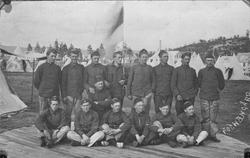Soldater på Evje i 1922. Stående f.v. Sven Lura, Eskild E, O
