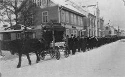 Begravelse. Hest med likvogn i Langgata i Sandnes, huset til