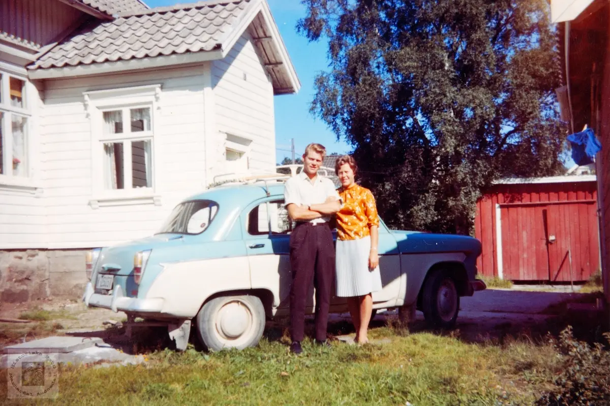 Jørgen og Anne Gurine Helle med ny bil. Konsmo.