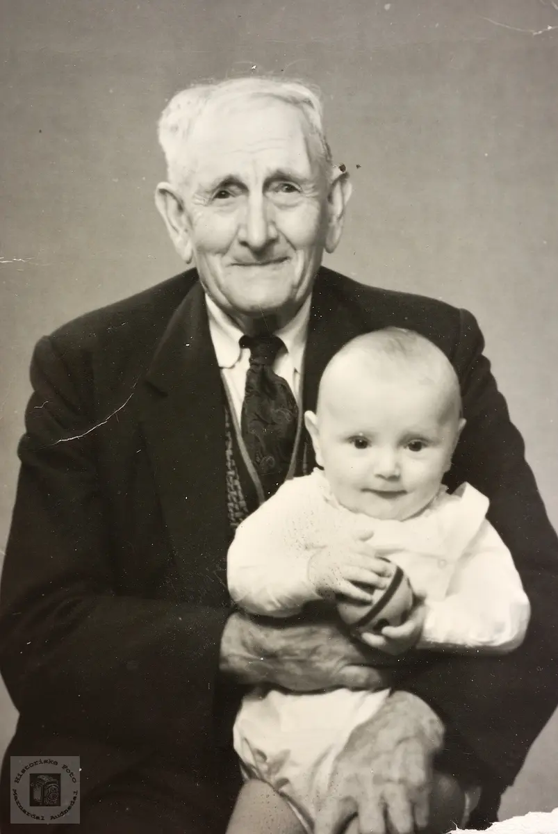 Bestefar Tobias Ågedal med barnebarn. Grindheim.