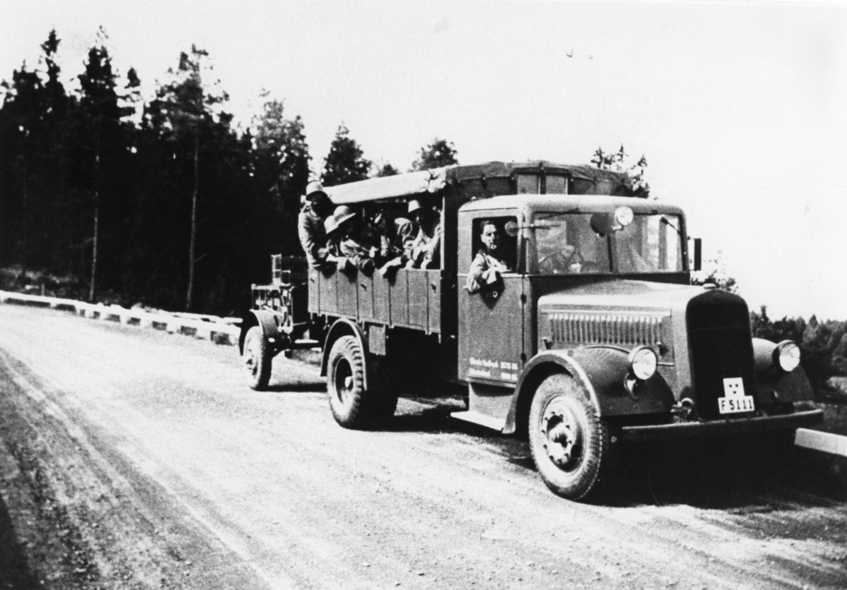 Lastbil med uppsutten personal, A 6. Västerviksmanövern.
