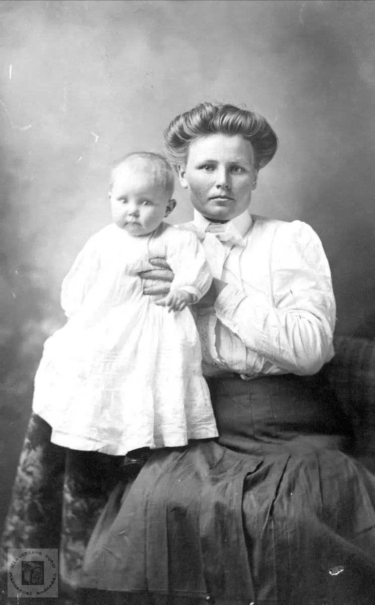 Portrett av mor og barn, Thora Swanson og mor Tomine Koland fra Bjelland.
