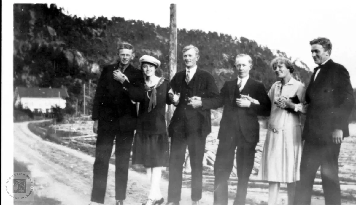 Familiebilde i flom ved Høyevannet Øyslebø.