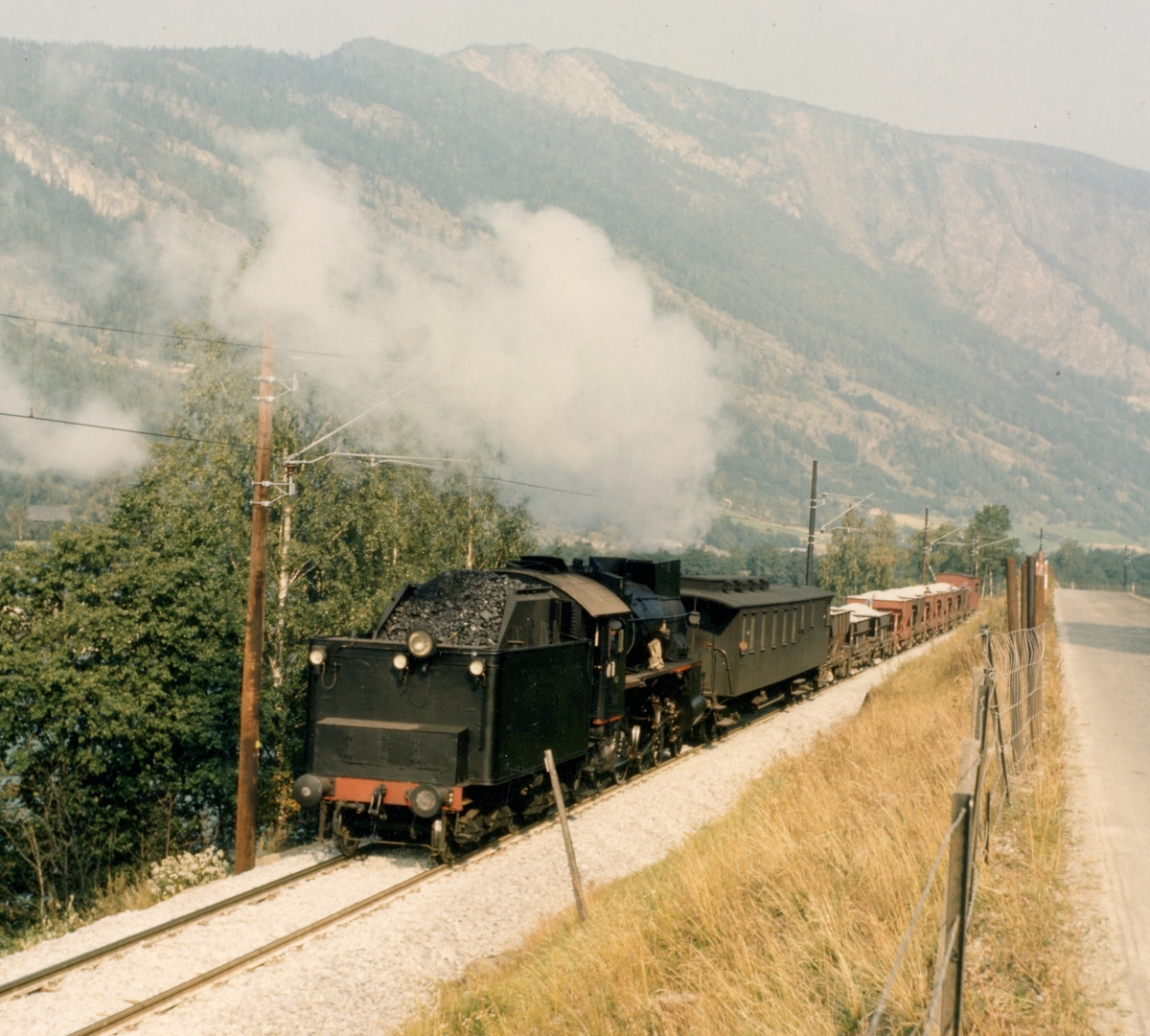 Damplokomotiv type 31b nr. 452 med pukktog nær Vinstra.