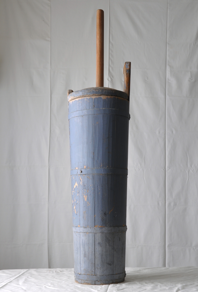 Form: Sylinderformet. Gjølt med 4 jernbånd. Lokk med hull for kjinnstokk
