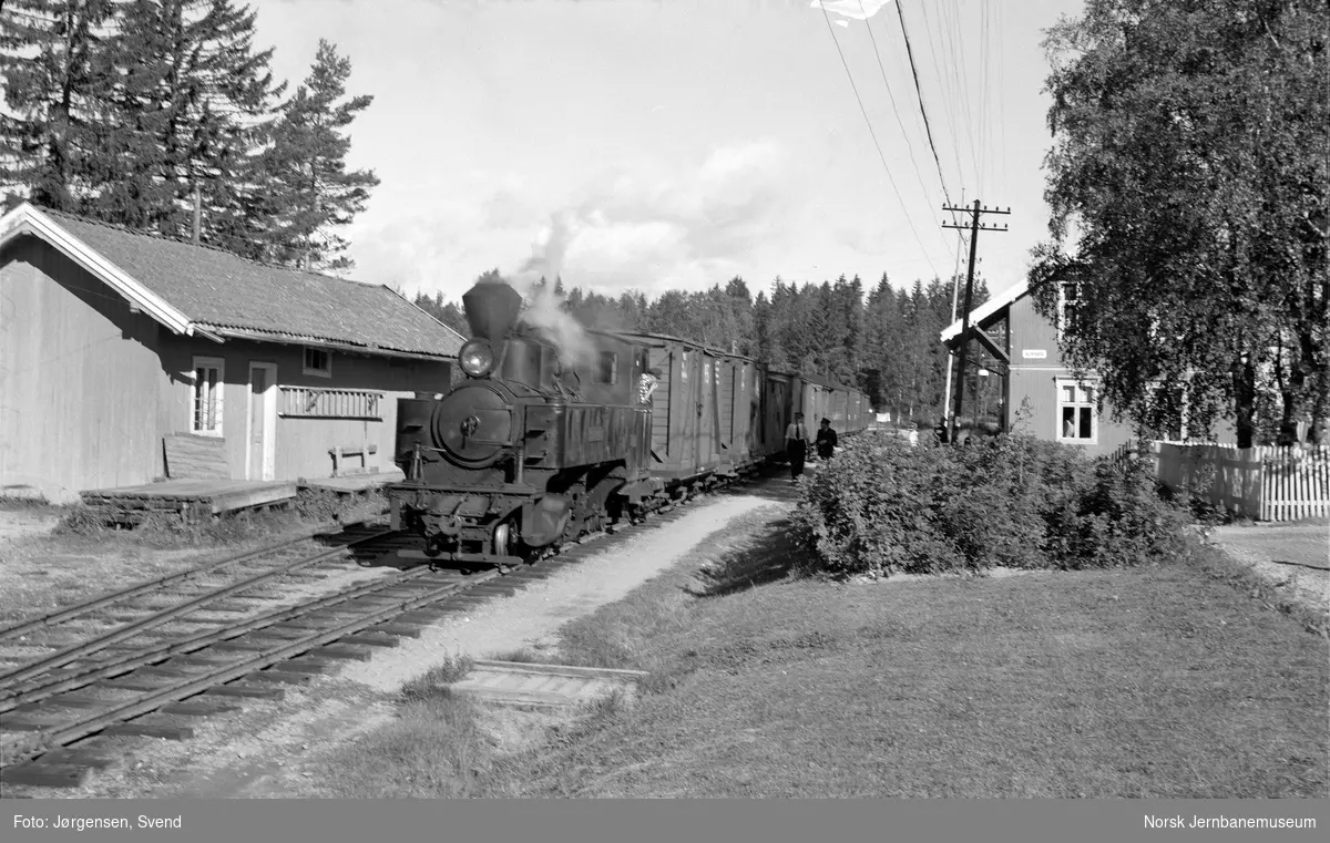 Damplokomotiv nr. 4 "Setskogen" med tog i retning Skulerud på Aurskog stasjon, hvor skifting pågår