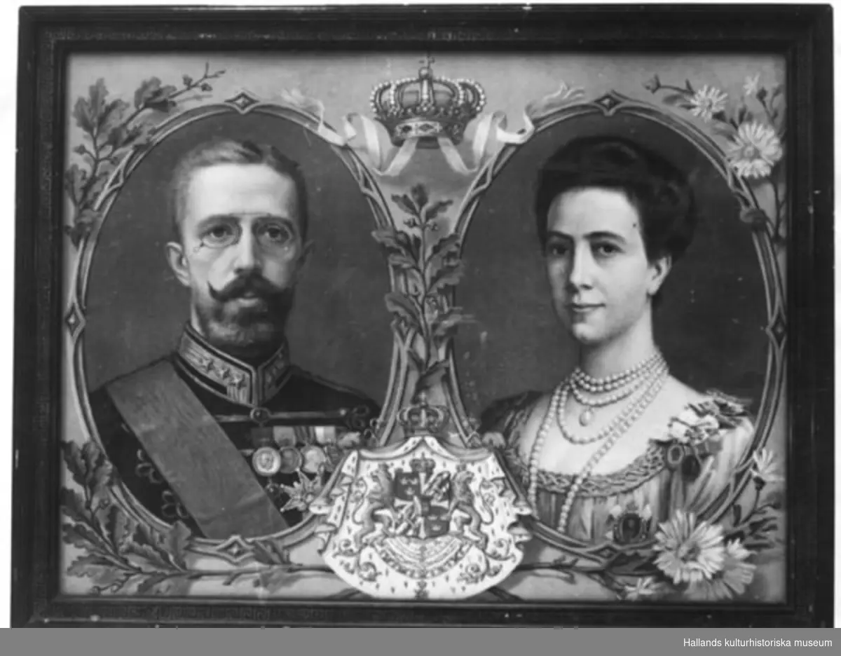 Oljetryck föreställande konung Gustav V och drottning Victoria i medaljong. I glasad ram, gran, svart med gula meandrar.