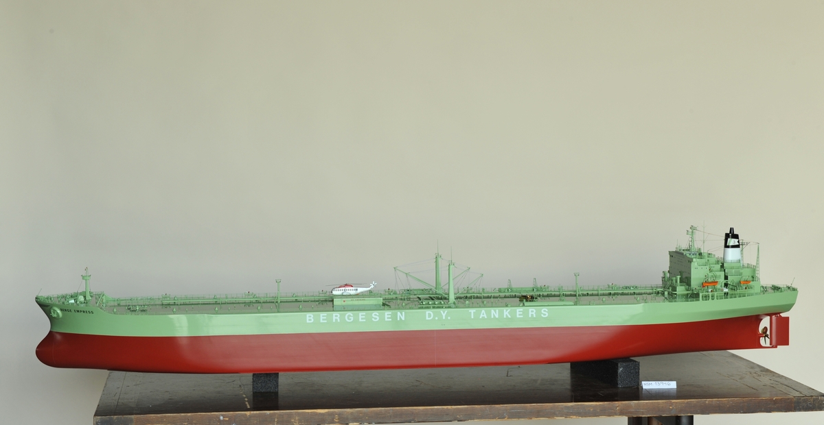 Turbintanker, rødt undervannsskrog, grønnt overbygg, hvit skorsten med sort felt øverst, rederimerket hvitt splittflagg med grønn vertikal stripe og sort anker med B.
