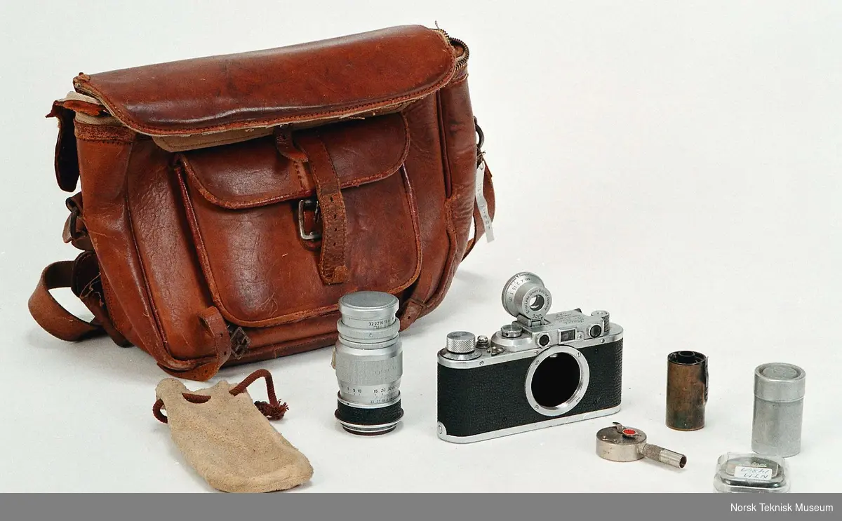Med utstyrsveske, nærfototilsats, reproutstyr (hjemmelaget), 2 filtre og 3 orig. Leica-kassetter
Selvutløser
Objektiv: Elmar 9 cm
 