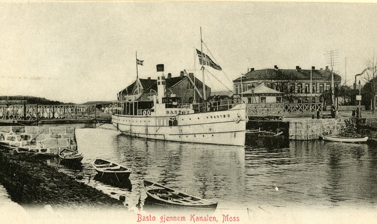 D/S 'Bastø II' (b.1900, Akers mek. Verksted, Kristiania), - gjennom kanalen i Moss.