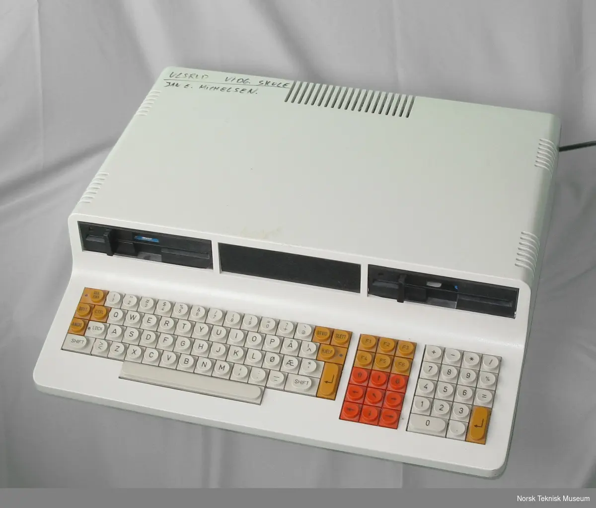 Prosessor: Zilog Z80 A, 4 MHz.
Minne: 8 kb ROM, 64 kb RAM
2 x 800 kb 5 1/2 " diskettstasjoner.
256 farger skjerm 3 kanals lyd. Operativsystem: CP/M. 70 W strømforbruk. 