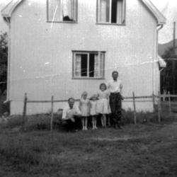 To menn og tre jenter utenfor et hus ca. 1960. Fra venstre K