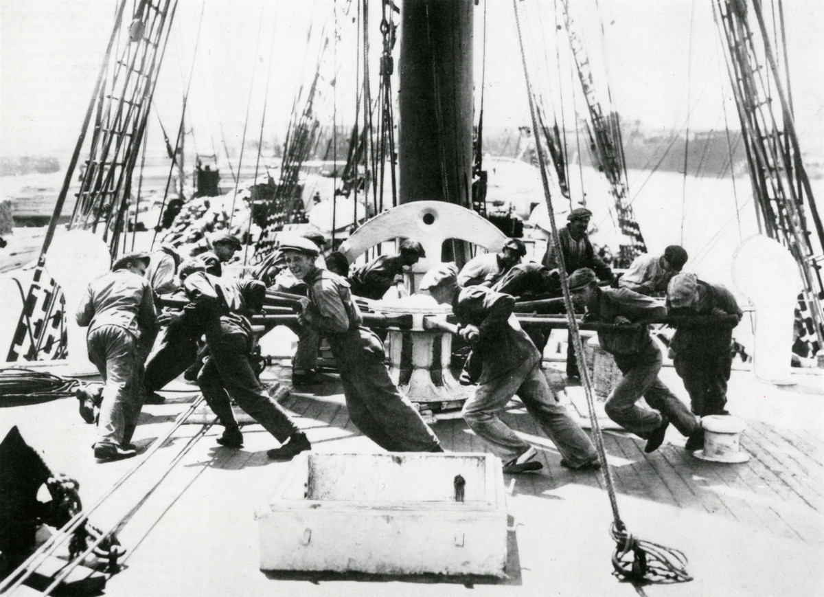 Mannskap i arbeid ved gangspillet ombord på seilskipet 'Beatrice', sannsynligvis på 1920-tallet.