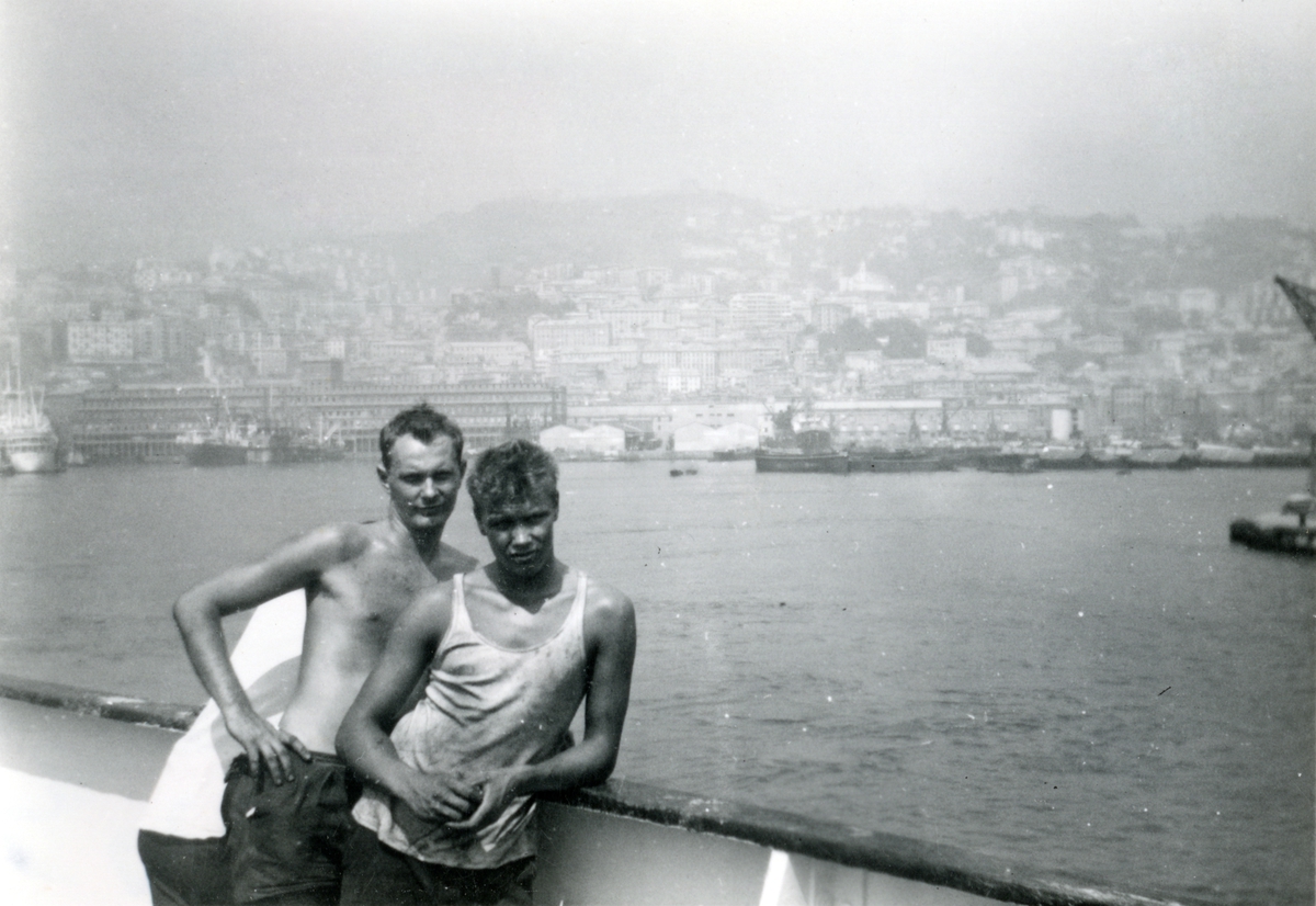 To maskinister ombord i 'Tarn'. Til høyre Per Bakke. Genova, Italia 1956.