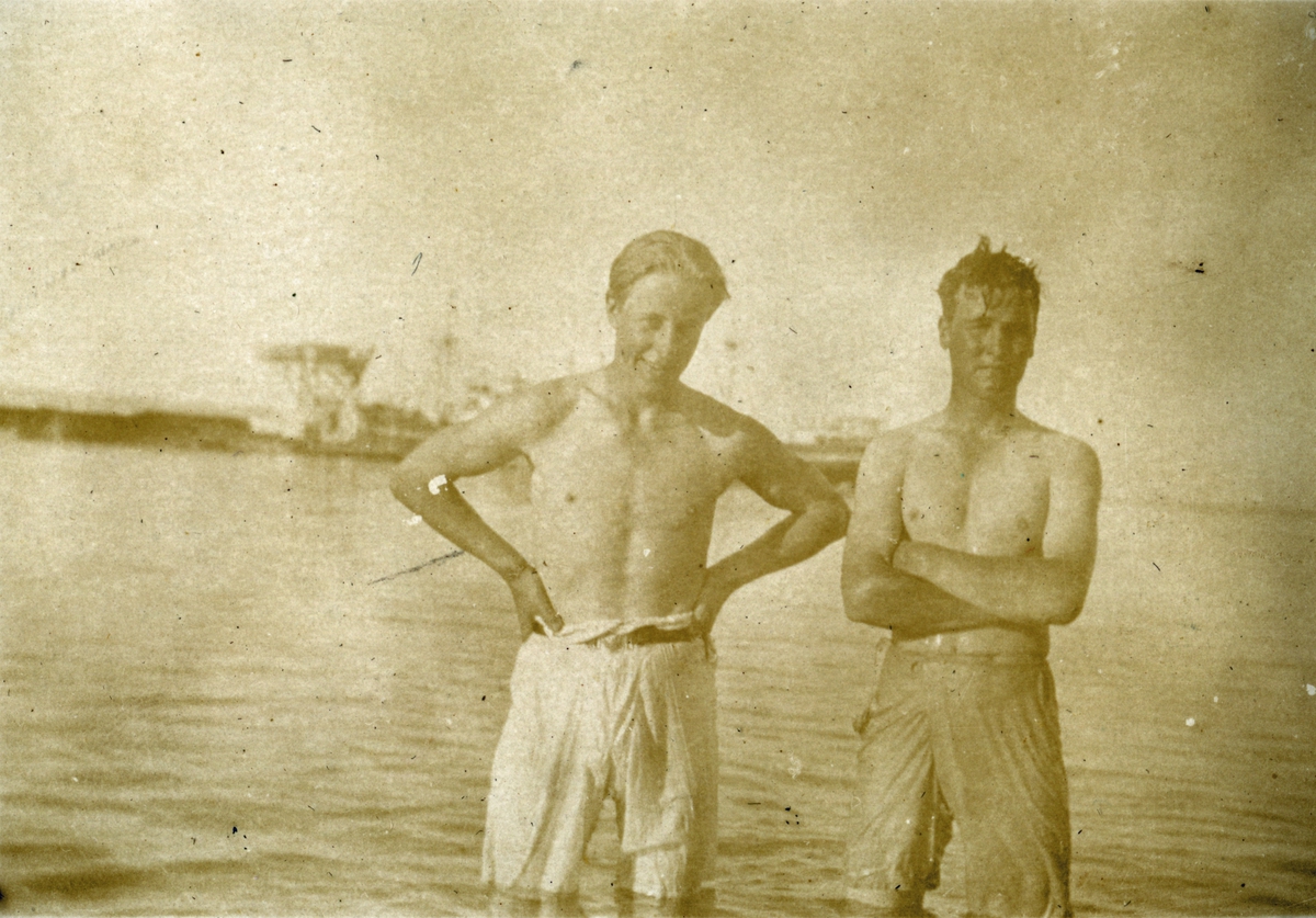 Badende sjømenn fra M/S 'Tungsha' i Safaga, Rødehavet