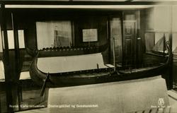 Skipsmodell av Osebergskipet og Gokstadskipet.