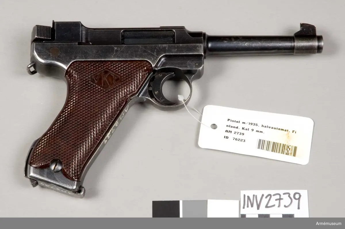 Pistol m/L 1935, halvautomatisk. Typ civil. Består av: 1 pistol, halvautomatisk, 1 magasin.Tillv. för civilt bruk. Märkt "(VKT) L-35".