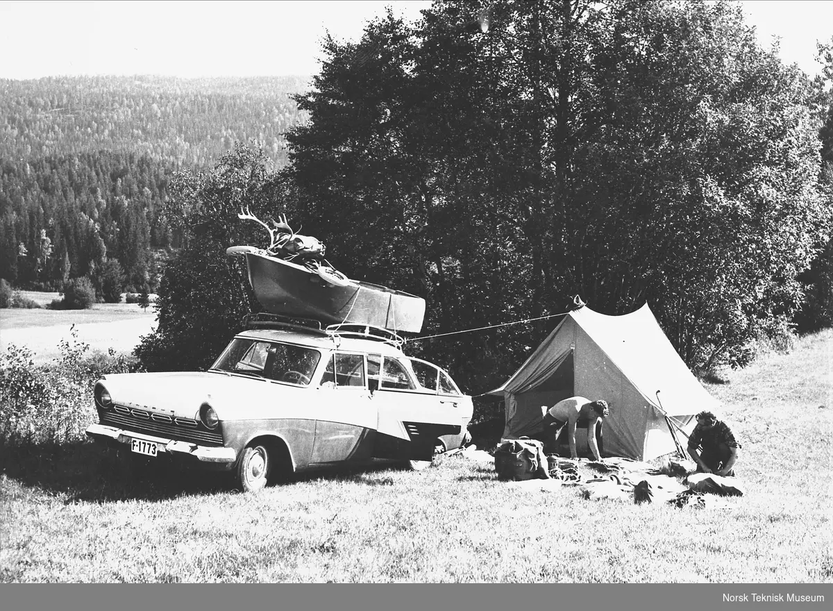 Bakelittfabrikken: Campingtur med bil, telt og båt på taket.