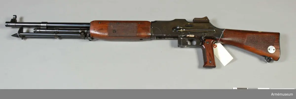 Kulsprutegevär m/1921, system Colt-Browning.
Märkt "Colt Automatic machine rifle Model 1919- Cal.6.5 M/M  Browning Pat. Feb. 4, 1919 Colt'S Pat. Fire Arms MFG.CO. Hartford, Conn, U.S.A. NO.C-10444".  
Riktmedel dioptersikte inställbar från 300 till 1200 m. Mekanismsystem gasuttag (Colt-Browning). (Kronstämpel). Eldhastighet helautomatisk eld 8 skott/sek. Eldhastighet patronvis eld 1-2 skott/sek. Magasinets rymmer 20 patroner. Märkbricka av aluminium på kolvens vänstra sida.