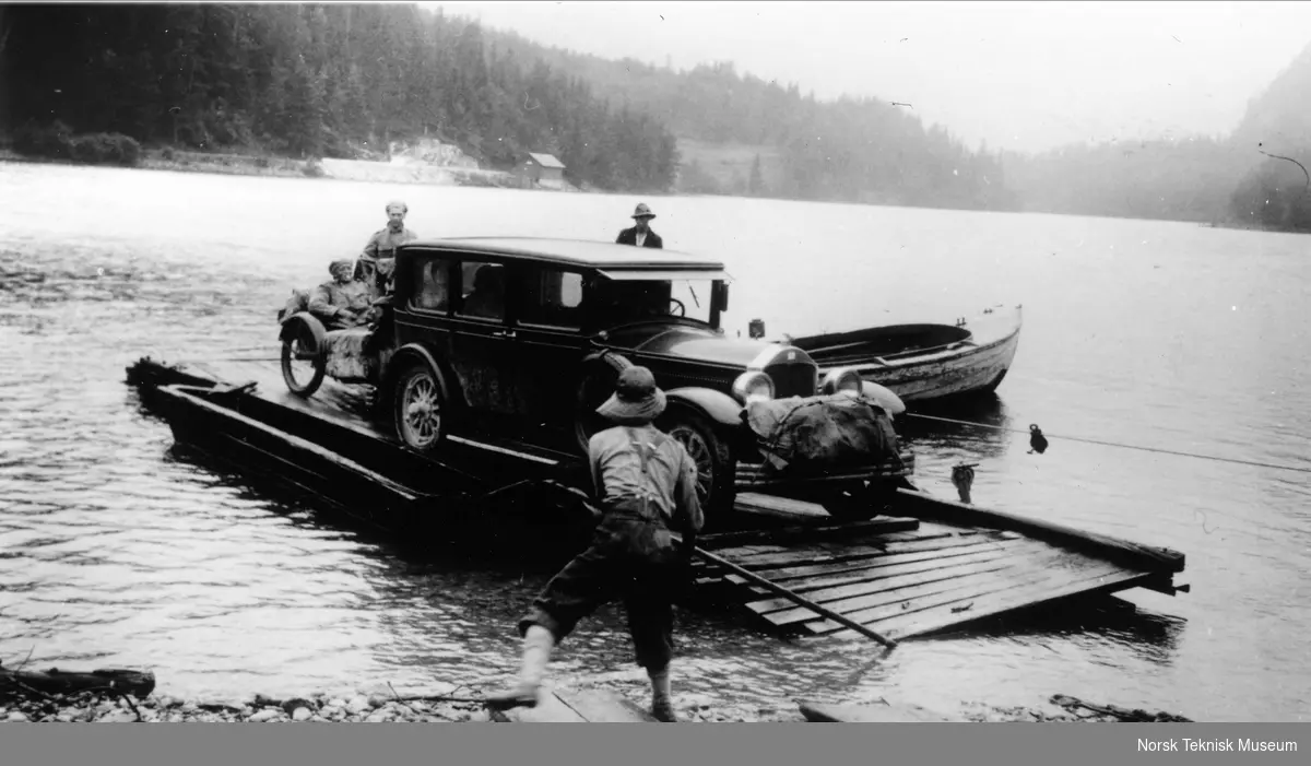 Bil fraktes over vann på kabelferge, omkring 1925