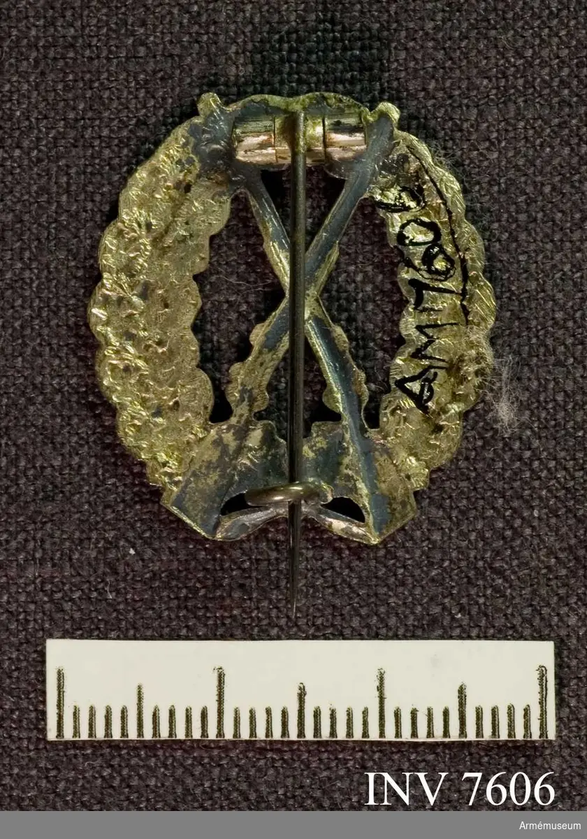 Erövrat av Sigfrid H Hultquist som sergesant I 26. Märket förvaras i en grön ask med skrivet i botten: Sergeant Hultquist I 26.