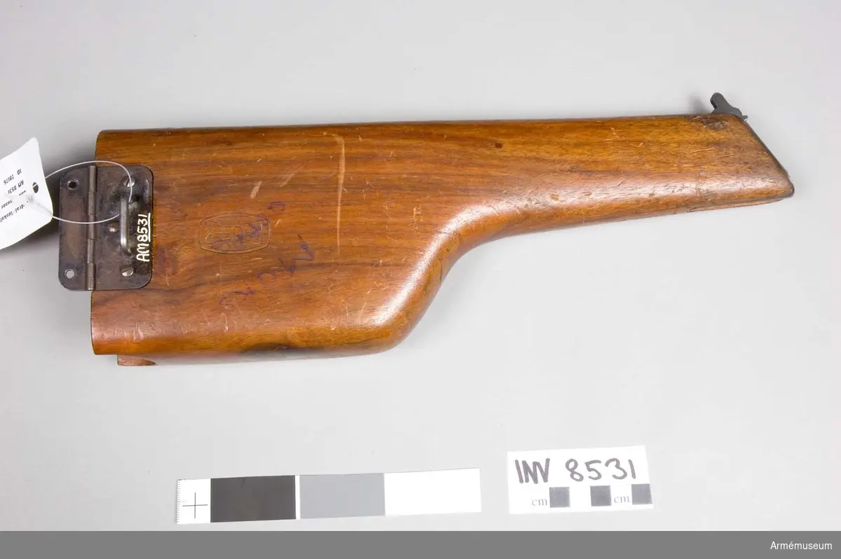 Pistolfodral med löskolv till helautomatisk pistol Mauser modell 712. Tyskland. Märkt Mauser (Mcks). Lock saknas. 

Samhörande nr är 8530-1, pistol, fodral.