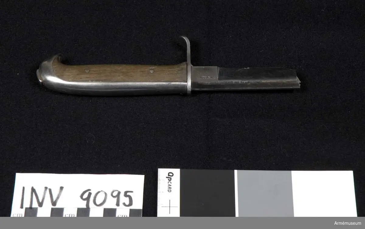 Knivens delar: AM.009095-97 (inkl bärrem).
Knivbladet är avbrutet och skaftet saknar en träbit på ena sidan. Bladets längd och total längd är ungefärliga. Knivbladet är på ena sidan märkt: Fiskars.