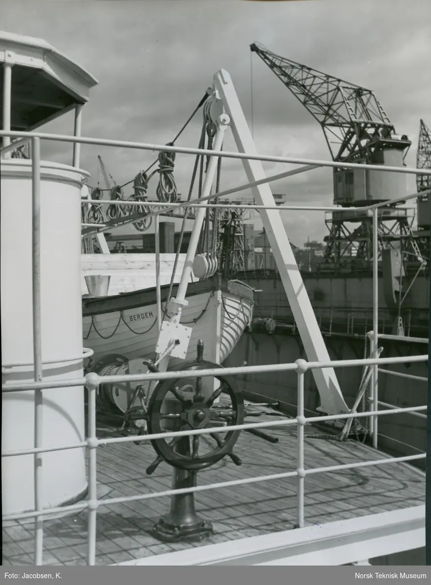 Ror og livbåt på dekk på cargolineren M/S Heina, B/N 488, til kai ved Akers Mek. Verksted 16. juni 1950. Skipet ble levert i 1950 til J. L. Mowinckels rederi.