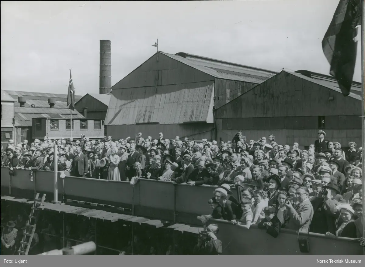 Tilskuerne under stabelavløpning av passasjer- og lasteskipet M/S Blenheim, B/N 490 16. august 1950 på Thornycroft. Skipet ble levert av Akers Mek. Verksted i 1951 til Fred. Olsen & Co.