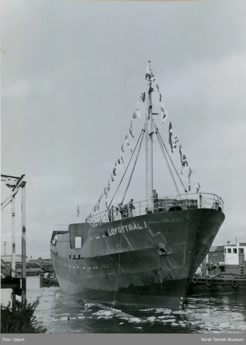 Stabelavløpning av hekktråleren M/S Lofottrål I, B/N 545 på TMV. Skipet ble levert av Trondhjems Mek. Verksted og Akers Mek. Verksted 12. oktober 1963 til Lofoten Trålerrederi.