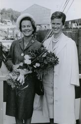 Gudmoren og en annen kvinne på tribunen for dåpsseremoni og 