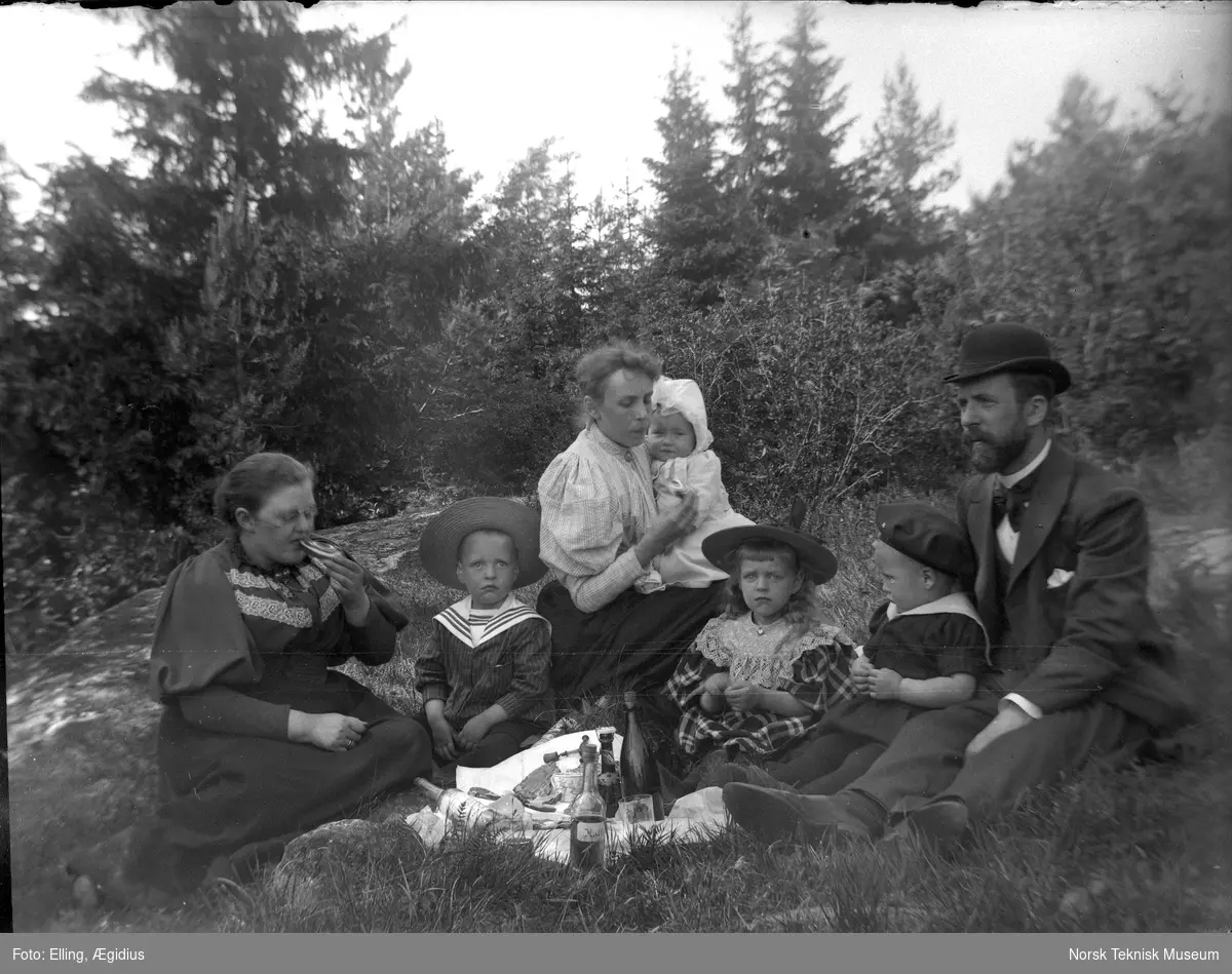 Ægidius Ellings familie på landtur med mat og drikke