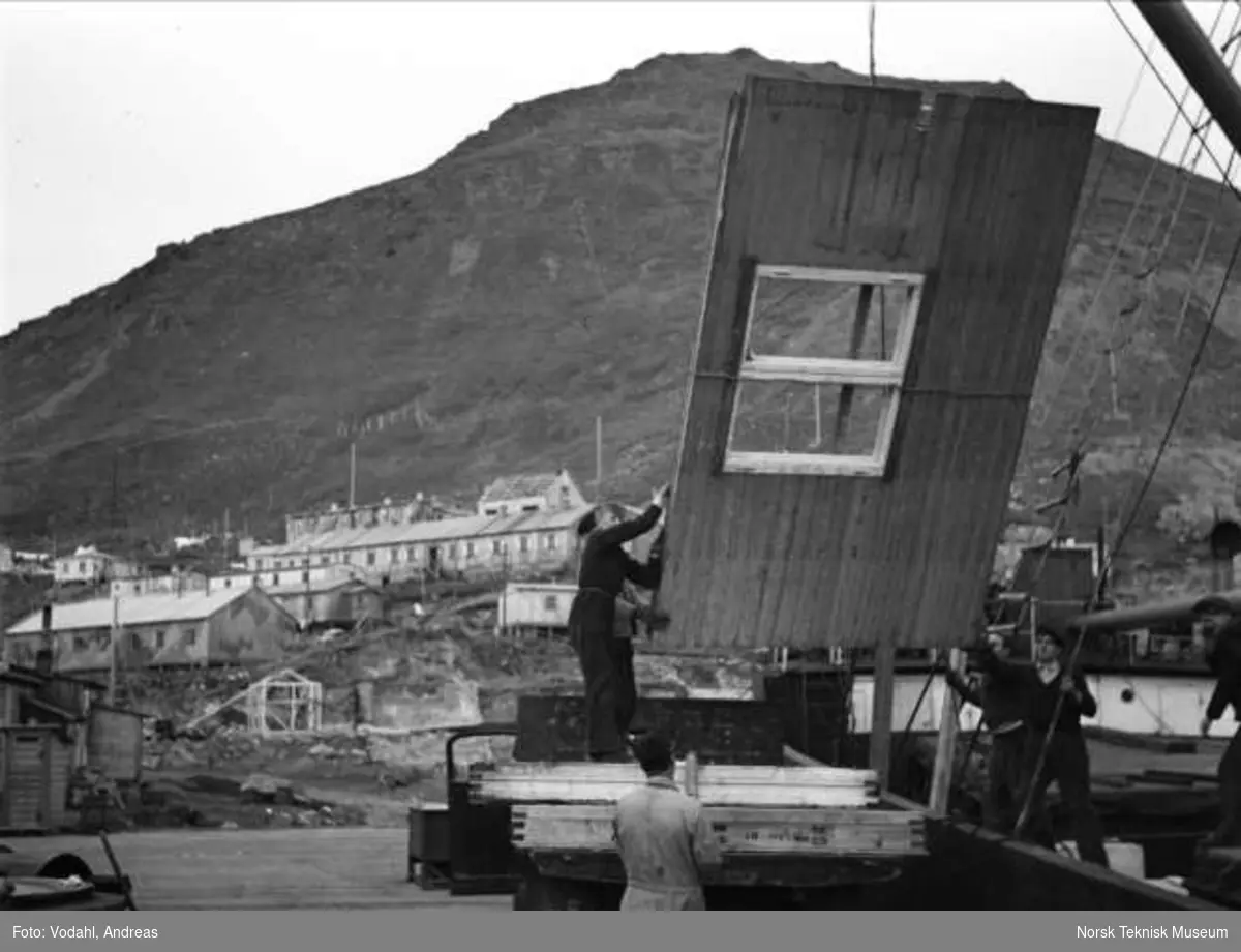 Stange-hus (seksjonshus) losses på havnen i Honningsvåg under gjenoppbyggingen av Finnmark